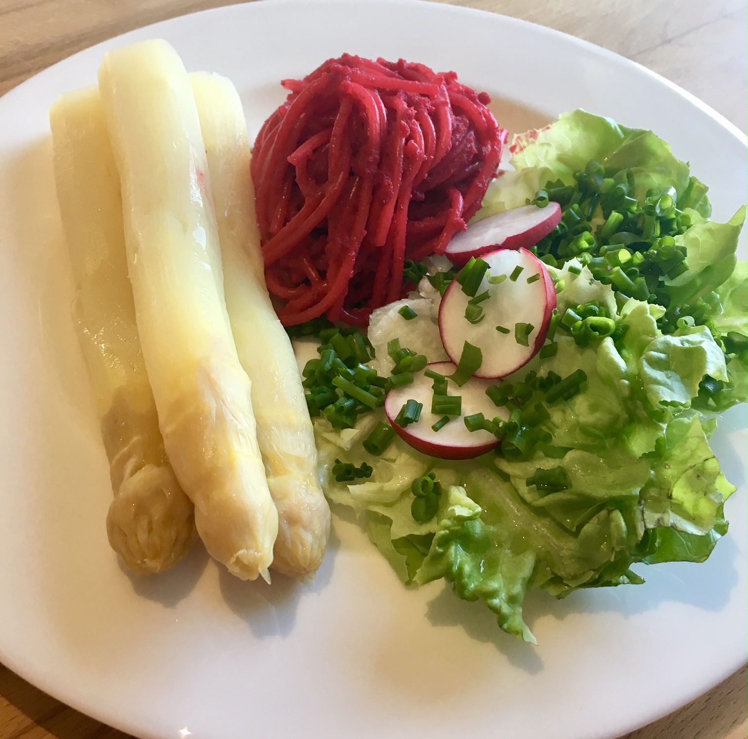 Spargel trifft Rote Beete am Salatbett – Beatrix Dango – Blog